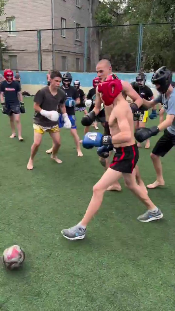 打架就打架，你们非得带个球！这回足球场真变拳击场了