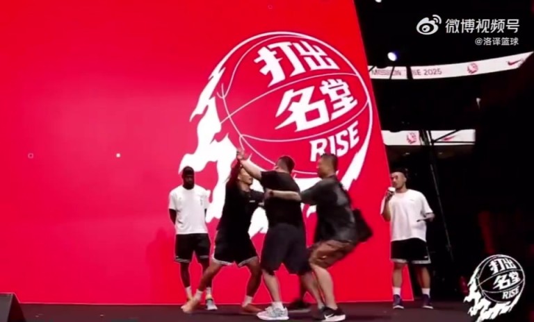 一名球迷大哥激动冲上台要跟詹姆斯拥抱，被主持人眼疾手快拦下了