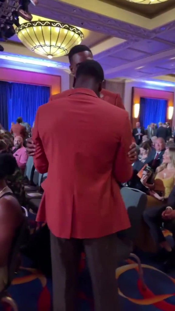 热火三巨头还缺一个！波什和韦德在名人堂红毯重聚，热情相拥