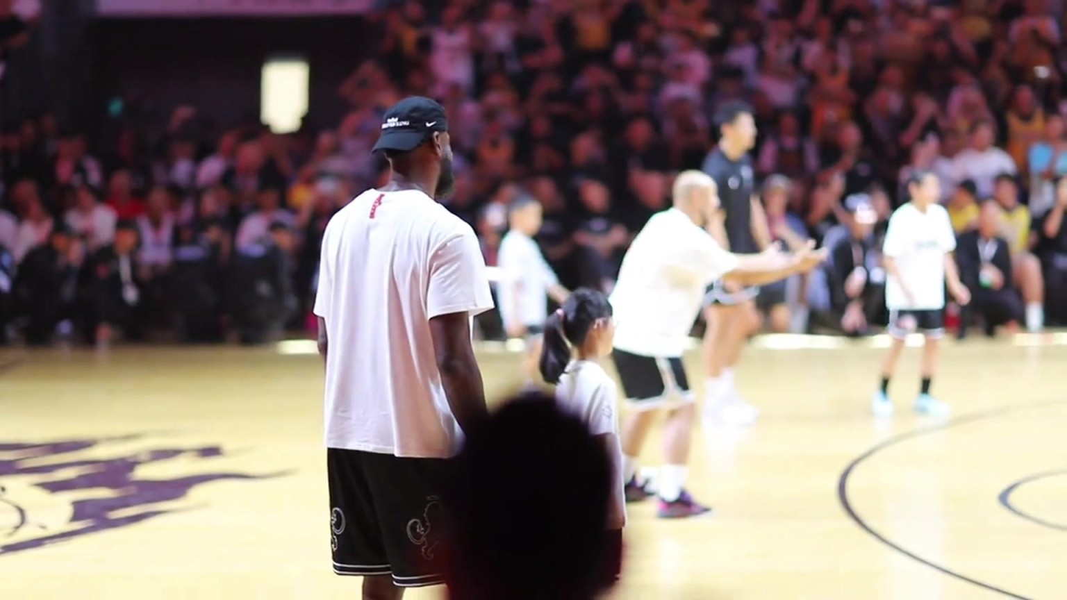 没手感啊~詹姆斯成都行现场三分连续5投不中