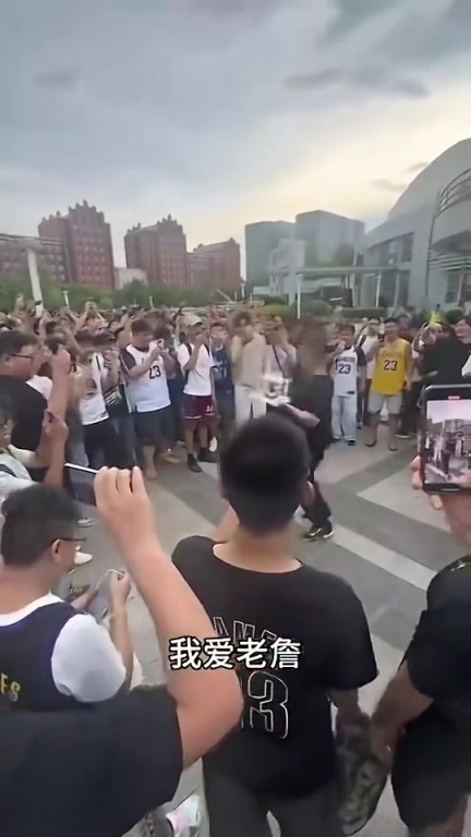 好家伙，大量球迷聚集街头齐喊口号：我爱老詹！我为詹狂！