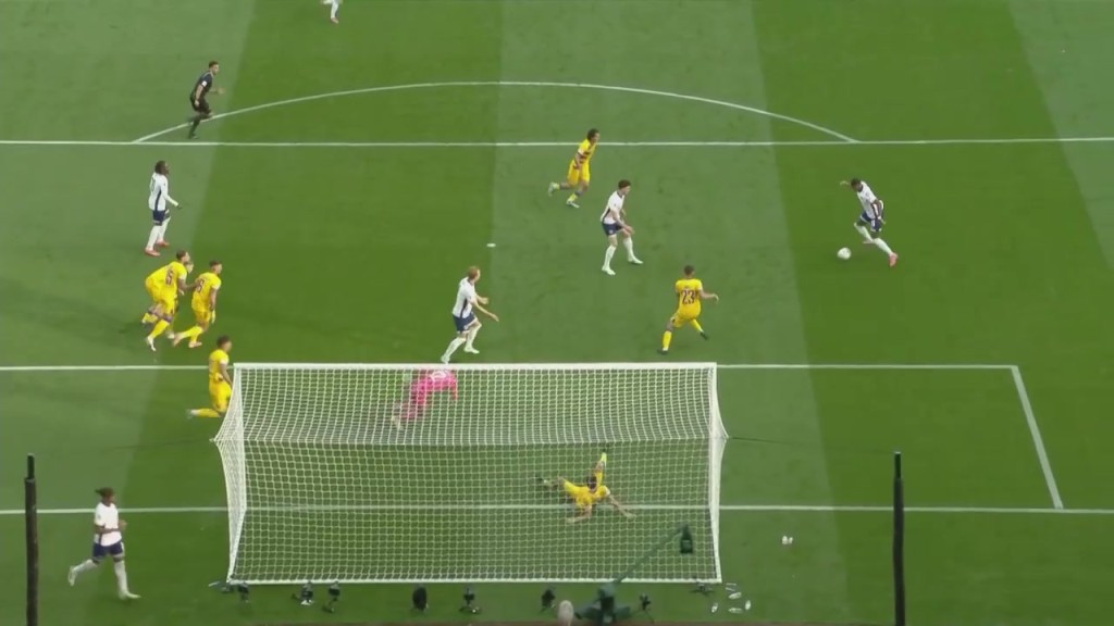 连失良机！马杜埃凯过人妙传，埃泽爆射被扑拉什福德补射打偏！