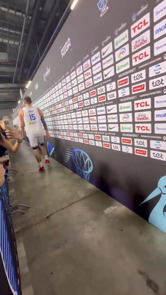 爆冷出局！约基奇赛后没接受任何采访 落寞走回更衣室