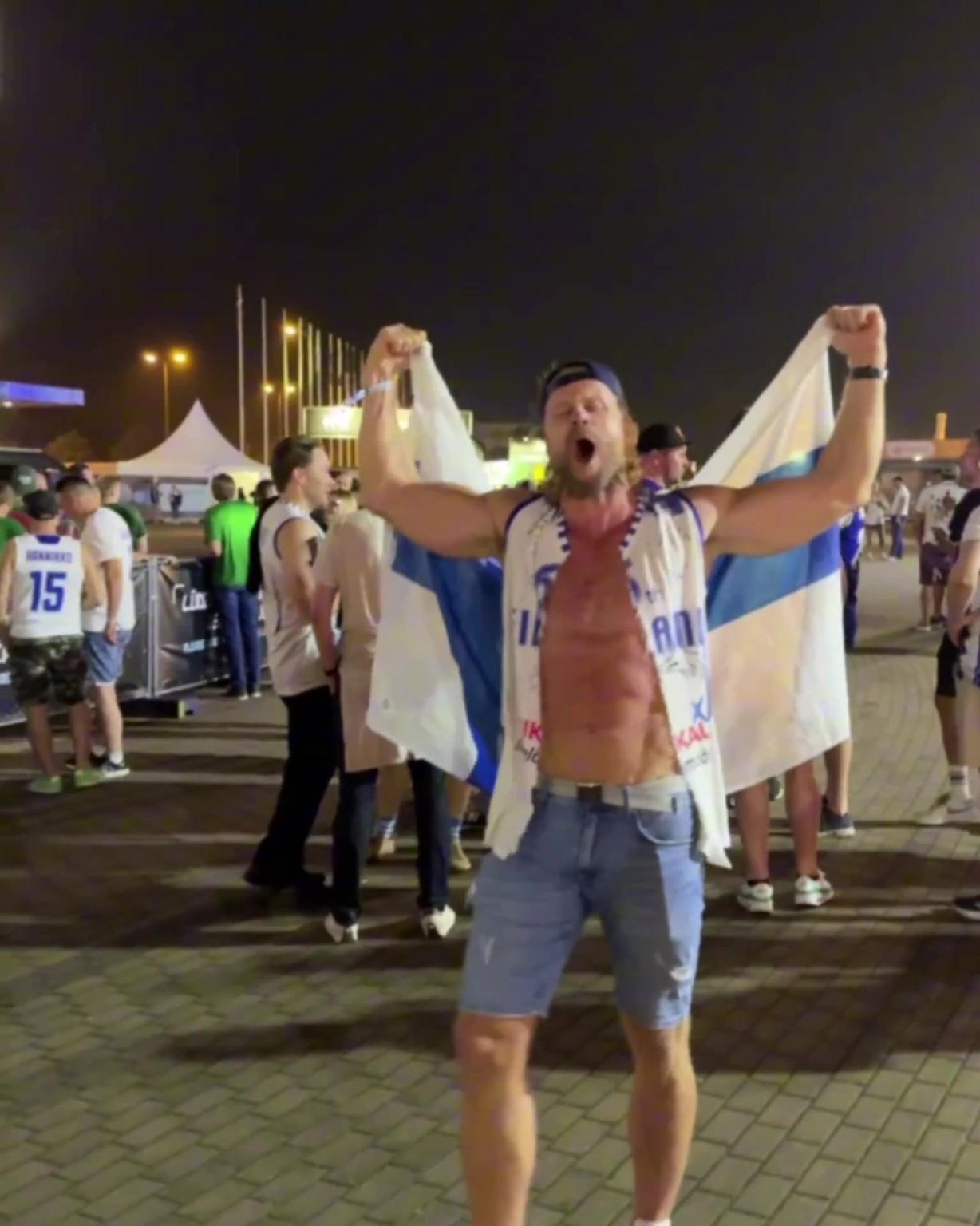 过年啦！芬兰爆冷击败塞尔维亚，球迷在场外疯狂庆祝！