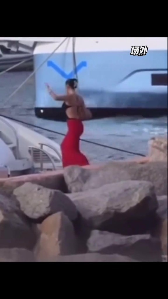 贝林厄姆带着性感女友度假~受了伤只能无奈出来和女友约会啦