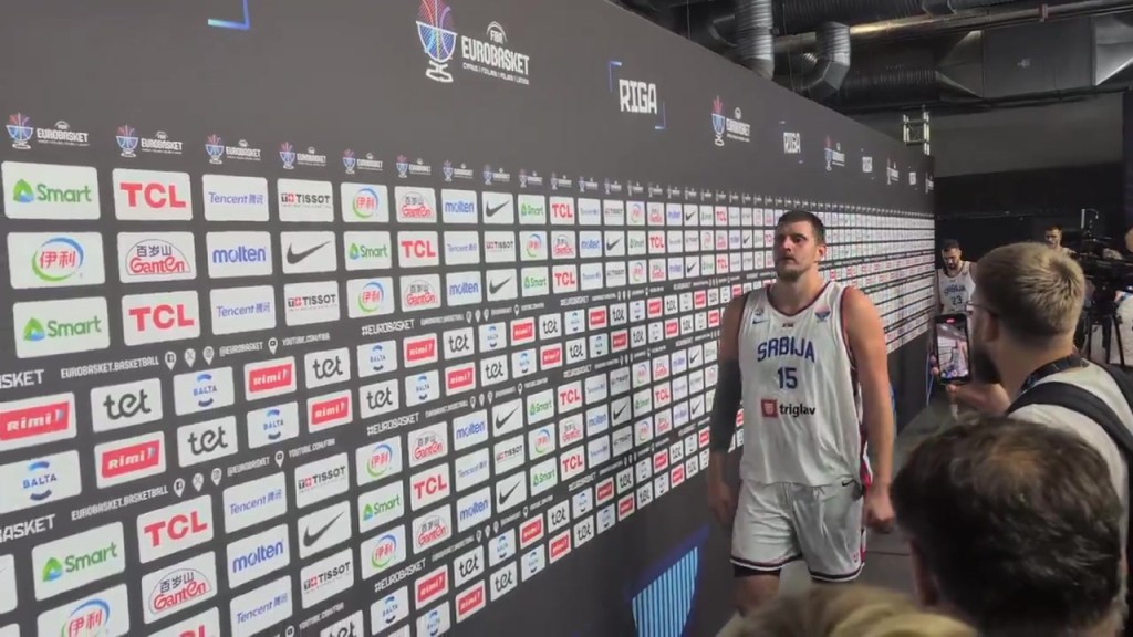 惨遭芬兰爆冷淘汰，约基奇赛后一脸落寞走过采访区