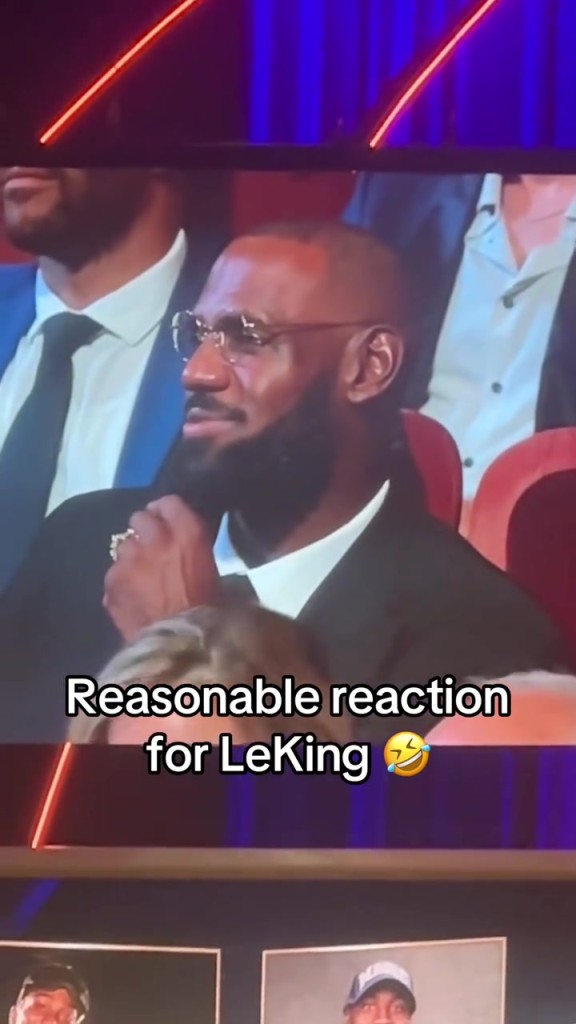 霍华德演讲中途突然爆发尖叫 没想到是因为镜头给了詹姆斯