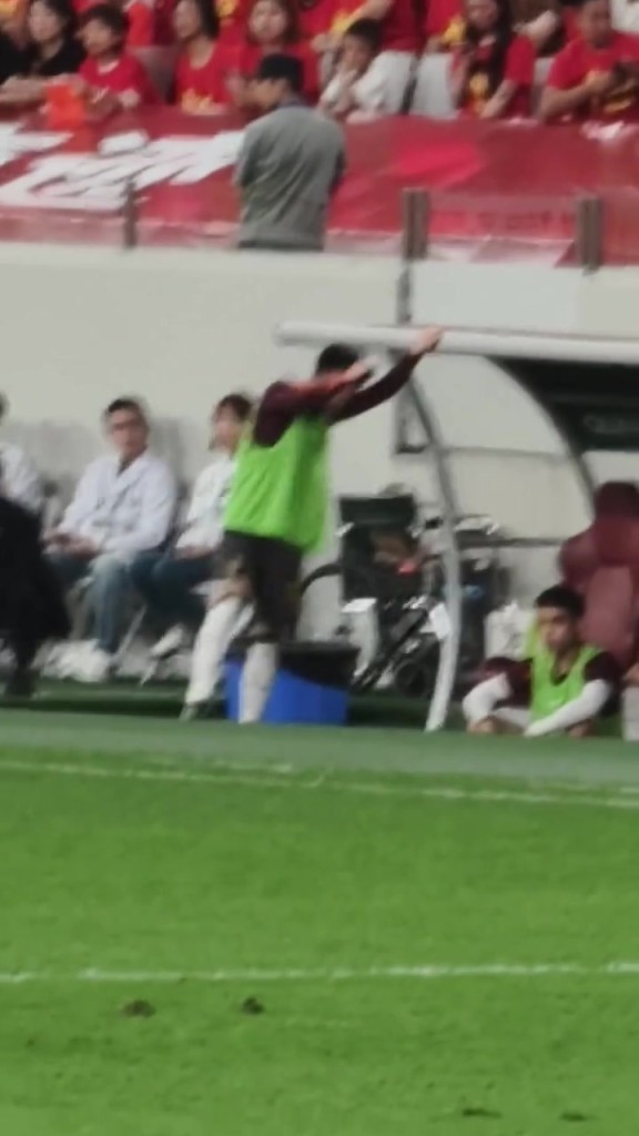 场边球迷拍到上半场的王钰栋又气又急，还是和老蒯好敢直接怒喊！