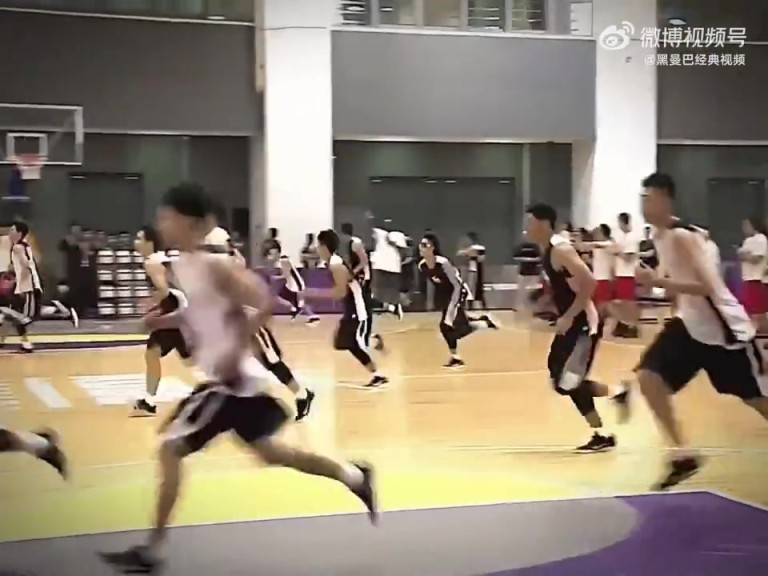 科比训练营中一名学员坚持不下去了，老科让其单独留下，做三次自杀式折返跑