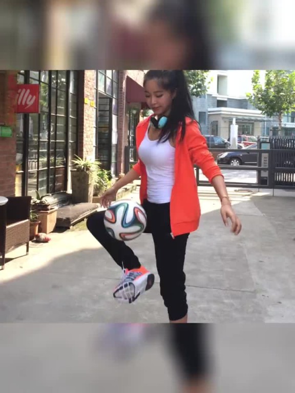 足篮两开花？来看看周玲安这颠球什么水平