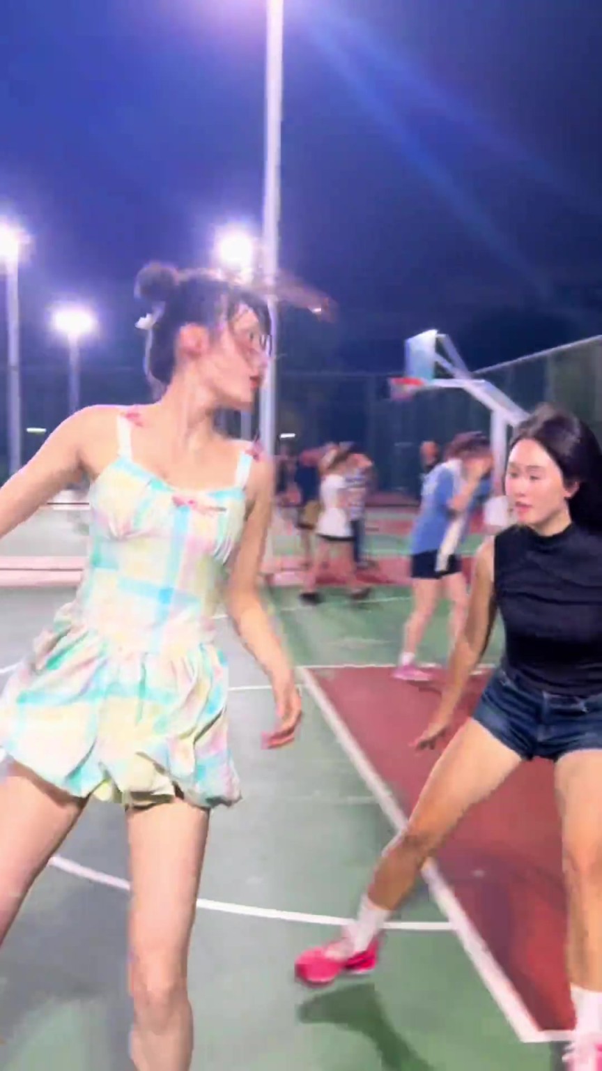 感觉现在打野球的女生强度比NBA还大啊