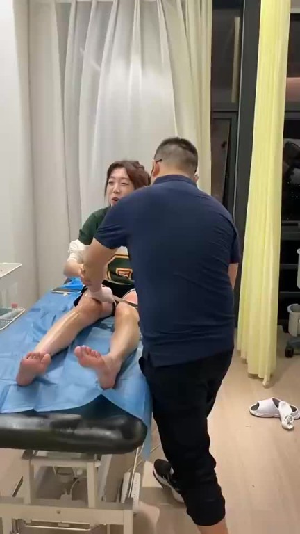 厦门篮球女神嚯嚯挑战筋膜刀康复，疼得吱哇乱叫