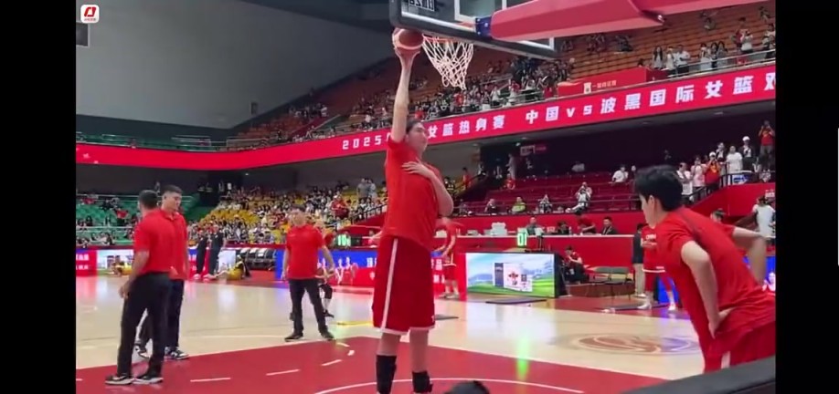 惊人热身方式全球独一份！2米26女巨人张子宇竟如此离谱热身