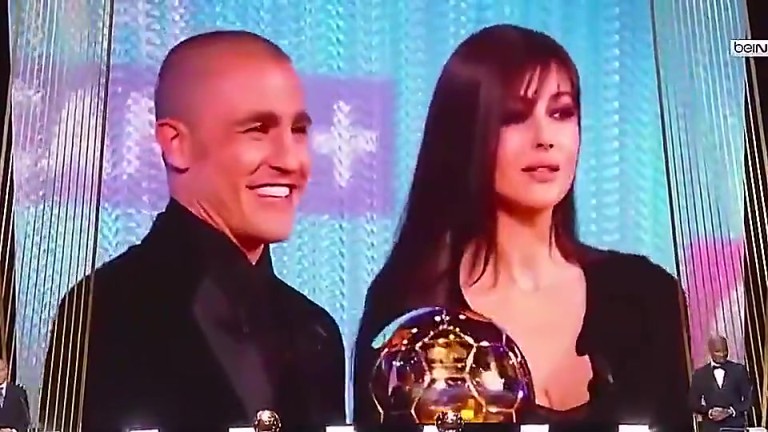 绝世侧颜！当年地球之花给卡纳瓦罗颁金球，卡纳瓦罗差点沉醉