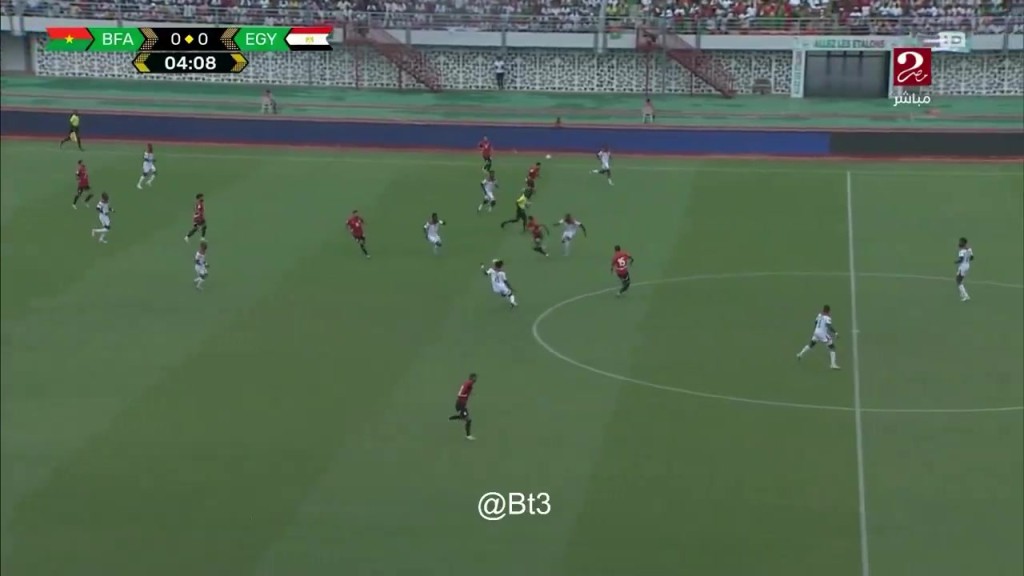 马尔穆什在一次抢球中不慎膝盖受伤，随后被替换下场